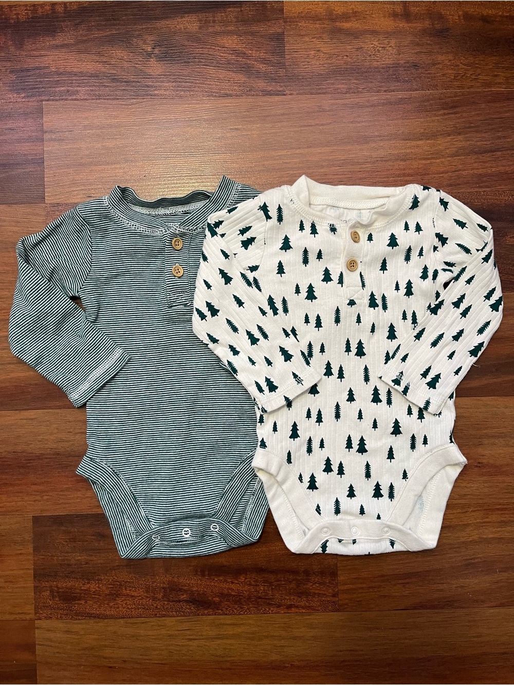 6-9 Months Gymboree Christmas Long Sleeve Onesies Bundle (2)